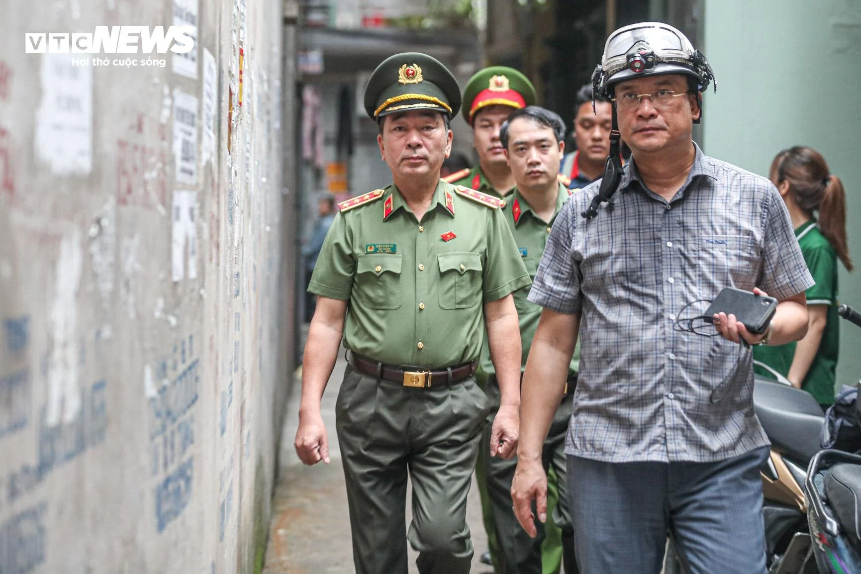 Thượng tướng Trần Quốc Tỏ tới hiện trường vụ cháy nhà trọ 14 người chết ở Hà Nội